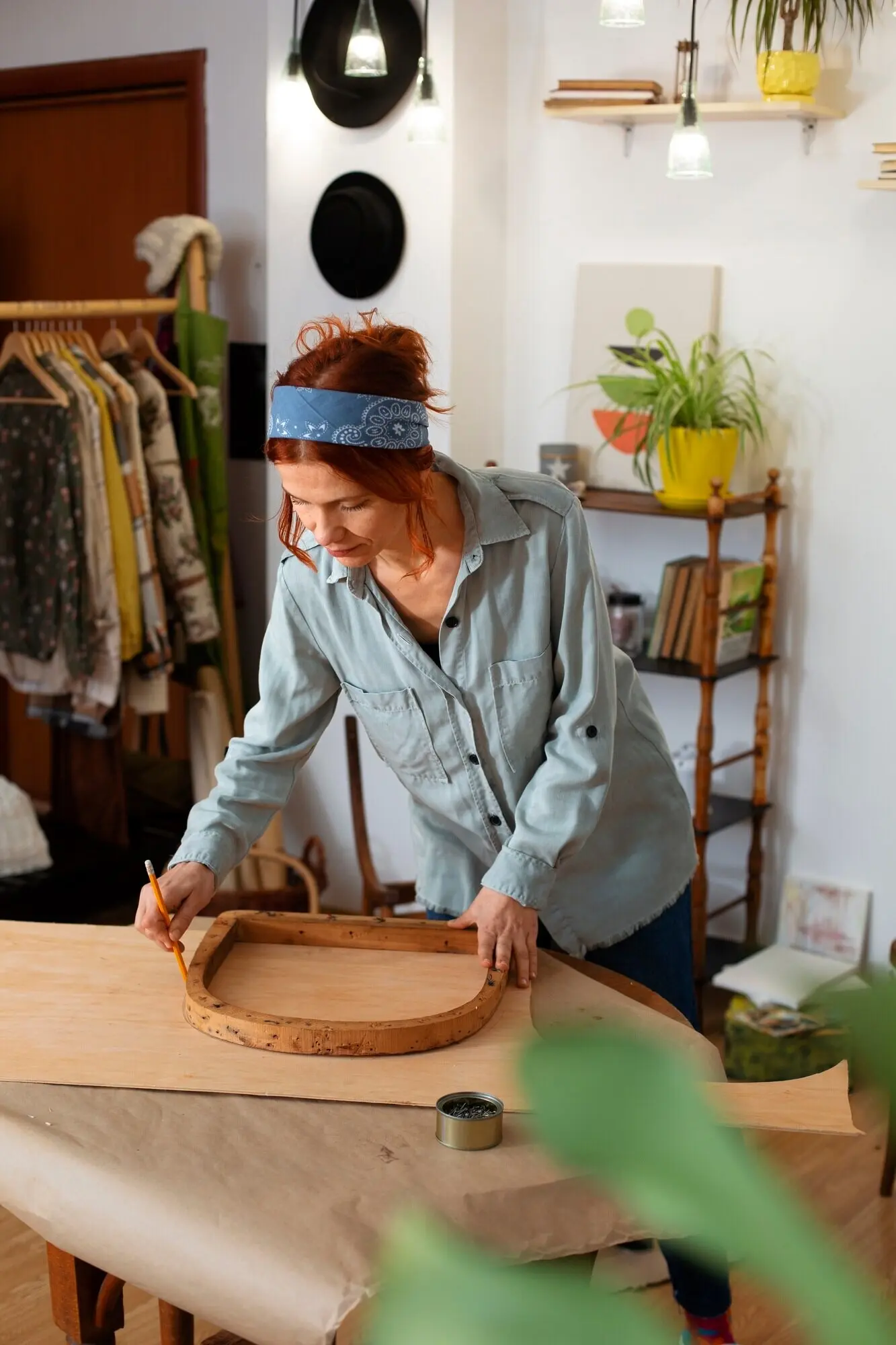 Frontansicht einer Frau, die Holzmöbel restauriert.