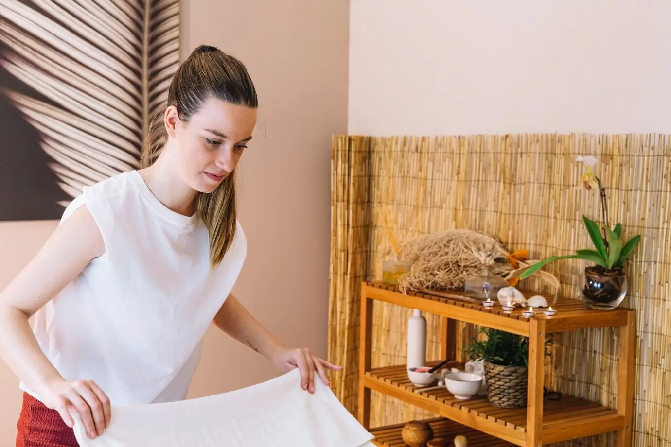 Spa-Konzept mit einer freundlichen Frau