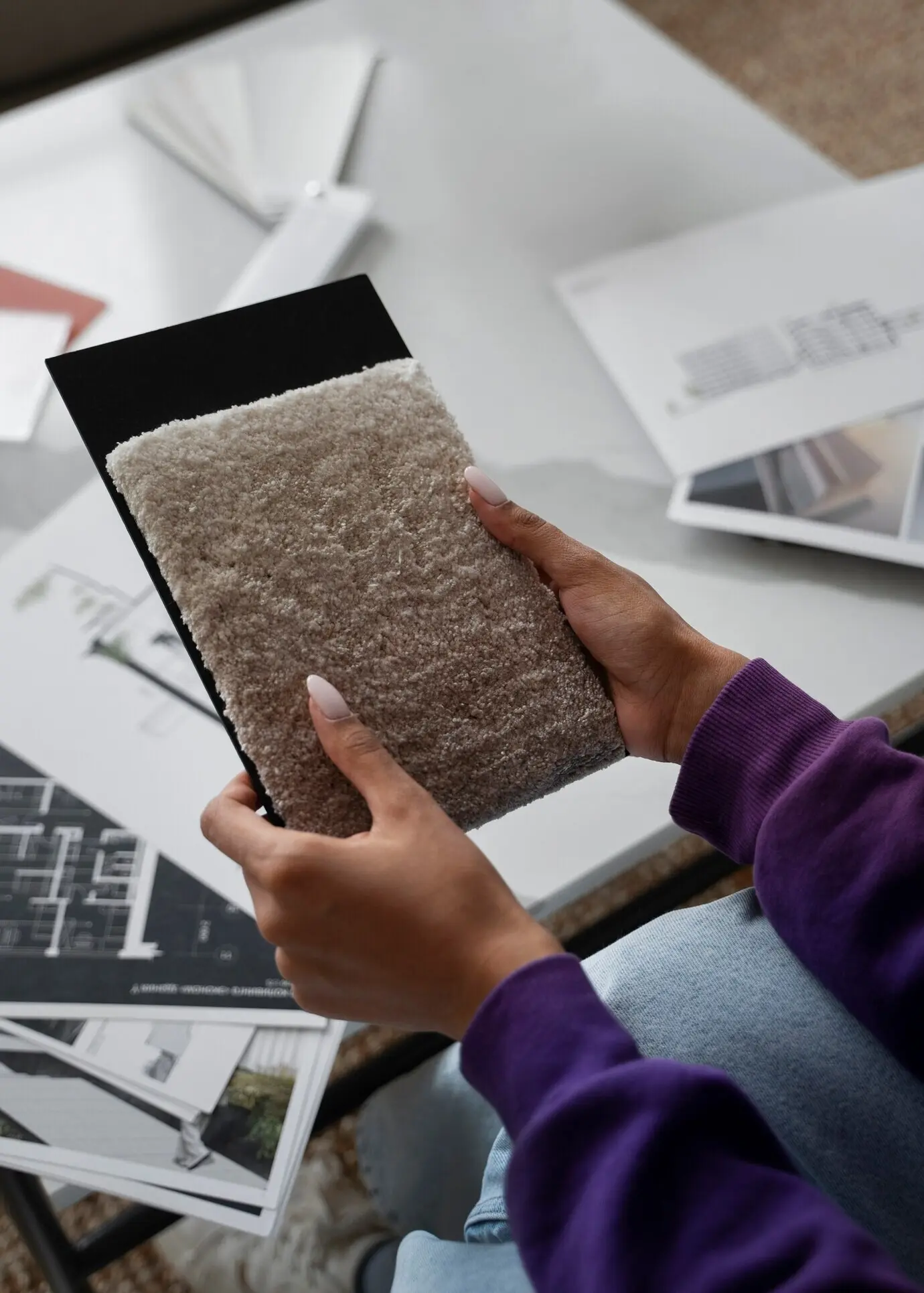 Innenarchitekt/in mit Teppichmuster